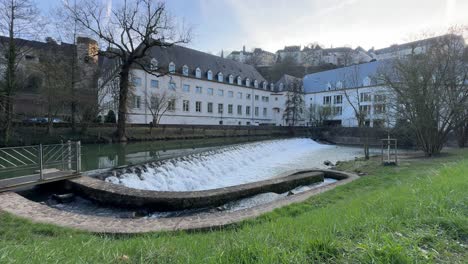 Canal-De-Agua-De-Luxemburgo-Con-Vistas-A-La-Ciudad