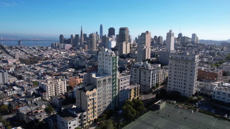 Horizonte-Del-Paisaje-Urbano-De-San-Francisco,-Ee.uu.,-Vista-Aérea-De-Las-Torres-Centrales-Del-Barrio-De-La-Colina-Rusa,-Disparo-De-Drones