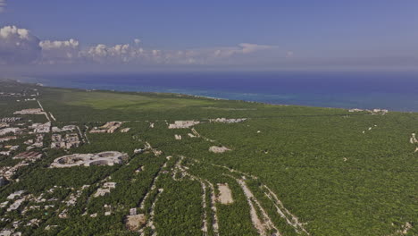 Tulum-México-Antena-V18-Drone-Panorámico-Sobrevuelo-Exterior-De-Lujo-Que-Captura-El-Paisaje-Costero-Del-Parque-Nacional,-El-Centro-De-La-Ciudad-Turística-Y-El-Prístino-Océano---Filmado-Con-Mavic-3-Pro-Cine---Julio-De-2023