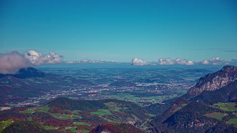 Wolken-Ziehen-Im-Zeitraffer-über-Die-österreichische-Alpenlandschaft-Und-Enthüllen-Schroffe-Gipfel