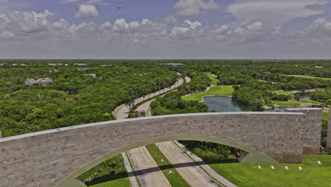 Luftaufnahme-Von-Akumal,-Mexiko,-Mit-Einer-V18-Drohne-über-Dem-Eingang-Des-Golfplatzes,-Die-Die-üppige-Landschaft-Des-Maya-Dschungels,-Der-Natürlichen-Seen-Und-Cenoten-Einfängt-–-Aufgenommen-Mit-Mavic-3-Pro-Cine-–-Juli-2023