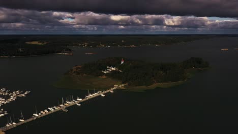 Vista-Aérea-Que-Rodea-La-Isla-Moomin,-Nubes-Dramáticas-Sobre-Naantali,-Finlandia