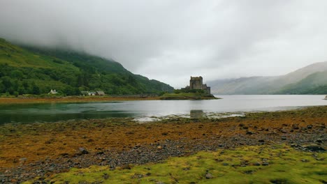 Niedriger-Flug-Zum-Eilean-Donan-Castle-über-Den-Ufern-Von-Loch-Duich,-Schottisches-Hochland,-Schottland,-Großbritannien