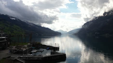 Drohnenansicht-Der-Landschaft-Des-Walensees-Mit-Flussufer-In-Der-Schweiz