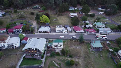Aerial-left-to-right-main-Street-of-Derby,-Tasmanian,-Australia
