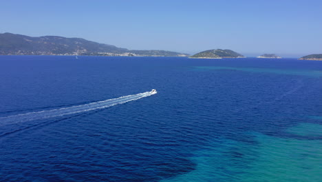 Luftaufnahme:-Verfolgung-Eines-Kleinen-Motorboots,-Das-Auf-Dem-Offenen,-Blauen-Meer-Kreuzt