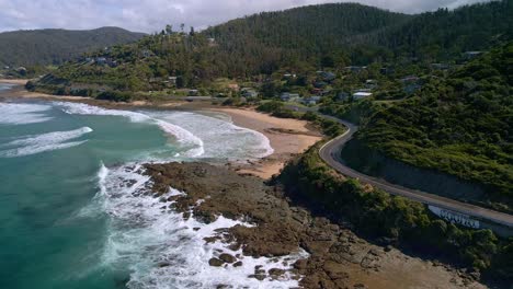 Weißes-Auto-Und-Wohnwagen-Fahren-Entlang-Der-Berühmten-Great-Ocean-Road-In-Der-Nähe-Des-Wye-River-Und-Separation-Creek,-Victoria,-Australien