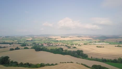 Drohne-Nähert-Sich-Einem-Kleinen-Dorf-Auf-Einem-Hügel-In-Der-Toskana,-Traditionelle-Italienische-Landschaft-Mit-Straßen-Und-Zypressen-In-Der-Hügellandschaft