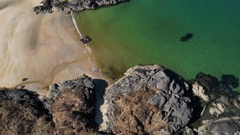 Playa-De-Arena-Con-Mar-Verde-Azul---Camas-An-Lighe---Escocia---Antena