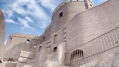 Beleuchtete-Zitadelle-Von-Bam:-Kurze-Aufnahmen-Der-Iranischen-Zitadelle-Von-Bam,-Hervorgehoben-Durch-Natürliches-Sonnenlicht