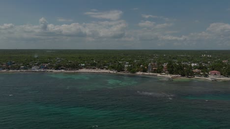 Strand-Von-Guayacanes-Und-Die-Umliegende-Landschaft,-San-Pedro-De-Macoris-In-Der-Dominikanischen-Republik