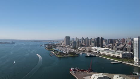 Bucht-Von-San-Diego,-Kongresszentrum,-Skyline-Der-Innenstadt-An-Einem-Sonnigen-Tag-In-Kalifornien,-USA