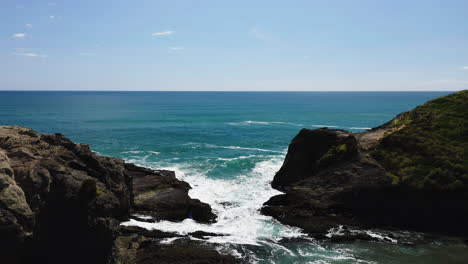 Wenn-Die-Welle-An-Den-Felsen-Bricht,-Schäumt-Das-Wasser,-Während-Es-In-Eine-Felsige-Bucht-Strömt