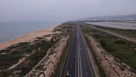 Vista-Aérea-De-La-Autopista-En-Moshav-Megadim,-Cerca-De-Las-Afueras-De-Haifa,-En-El-Norte-De-Israel.