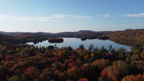 Luftaufnahme-Eines-Atemberaubenden-Bergwaldsees-An-Einem-Sonnigen-Tag-In-Laurentides,-Québec,-Kanada