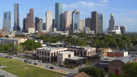 Aufsteigende-Drohnenaufnahme-Der-Innenstadt-Von-Houston,-Texas-Und-Umgebung