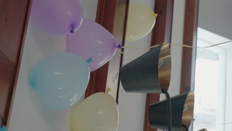Pastellfarbene-Luftballons-Mit-Wasserstoff-Berühren-Die-Decke.-Vertikales-Video