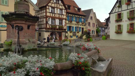 Der-Saint-Léon-Platz-Mit-Einem-Brunnen-Ist-Einer-Der-Schönsten-Orte-In-Eguisheim