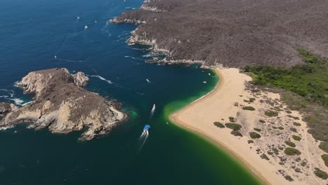 Drohnen-Luftaufnahmen-Fangen-Die-Schönheit-Der-Cacaluta-Bucht-In-Huatulco,-Oaxaca-Ein