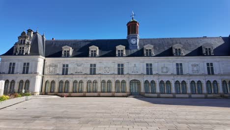 Chateau-Neuf-castle-in-place-de-la-Trémoille-square,-Laval-city-in-France