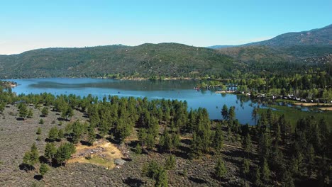Lake-Hemet-Reservoir-In-Kalifornien,-USA---Luftaufnahme