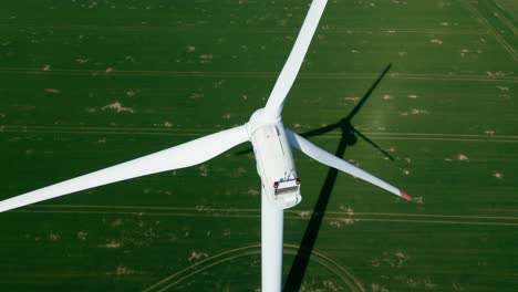 Luftaufnahme-über-Einer-Weißen-Windturbine,-Erzeugt-Umweltfreundlichen-Strom