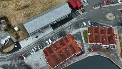 Luftaufnahme-Von-Modalen-Norwegen-Mit-Rotierenden,-Absteigenden-Und-Nach-Oben-Geneigten-Vogelperspektive