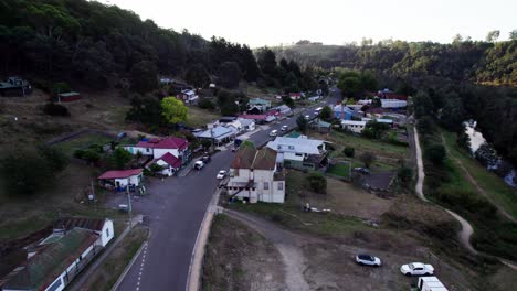 Antena-Baja-A-Lo-Largo-De-Derby-Main-St-Sunset,-Tasmania,-Australia