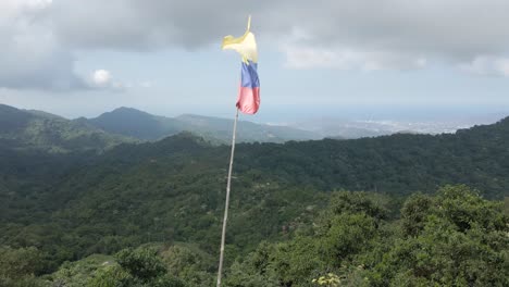 Drone-Rodea-La-Bandera-Colombiana-En-El-Lado-De-Las-Montañas-De-Sierra-Nevada