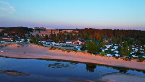 Vista-Aérea-Alrededor-De-La-Playa-Y-El-Camping,-En-Las-Dunas-De-Kalajoki,-En-La-Soleada-Finlandia