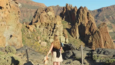 Mujer-Con-Niño-En-El-Parque-Nacional-Del-Teide-Mirando-La-Vista-Desde-Arriba