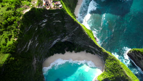 Slow-motion,-white-and-turquoise-waves,-lush-vegetation,-dramatic-scenery