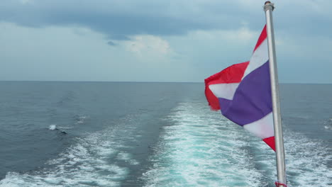 Bandera-De-Tailandia-Ondeando-A-Cámara-Lenta-En-Un-Ferry