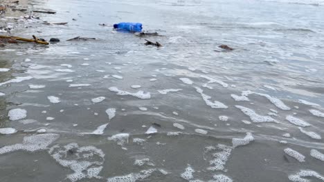 Plastikflaschen-Und-Anderer-Müll-Am-Meeresstrand