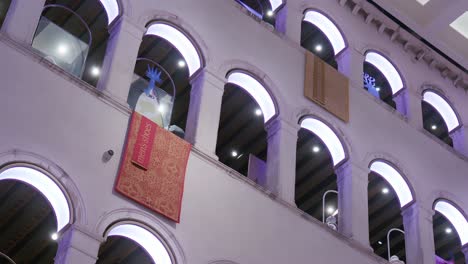 Illuminated-Fondaco-dei-Tedeschi-atrium,-Venice-Italy