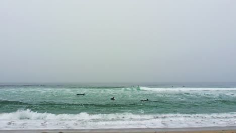 Anfänger-üben-Das-Surfen-An-Einem-Kalten,-Verschneiten-Tag