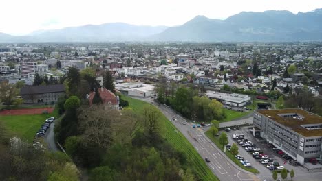 Industriestadt-In-Den-Alpen,-Bergstadt,-Hügel-Grün