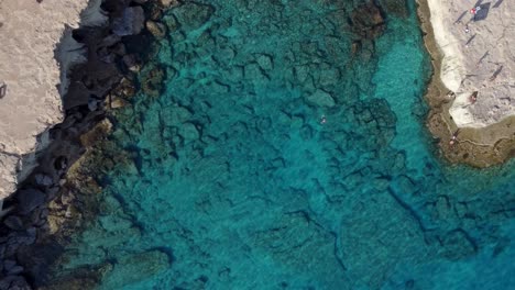 Aufschlussreicher-Blick-Von-Oben-Auf-Die-Meereshöhlenbucht-In-Zypern,-Mittelmeer