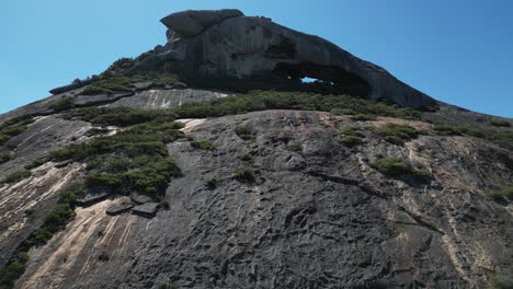 Drone-Ascendiendo-Sobre-Una-Montaña-Rocosa-Hacia-La-Cueva-En-La-Cima-Del-Monte-Francés,-Parque-Nacional-Cerca-De-Esperance,-Australia-Occidental