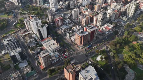 Luftbild-Drohnen-Videoaufnahmen-Von-Qutio,-Sonnenaufgang-Am-Frühen-Morgen,-Hauptstadt-Von-Ecuador,-La-Carolina,-Park,-Verkehr,-Catedral-Metropolitana-De-Quito,-Südamerikanische-Skyline