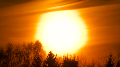 Apokalyptische-Und-Beeindruckende-Sonne-Bei-Sonnenuntergang,-Gesättigter-Orangefarbener-Himmel,-Lettland