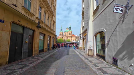 POV-Beim-Spaziergang-Entlang-Einer-Europäischen-Stadtstraße,-Im-Hintergrund-Eine-Kathedrale