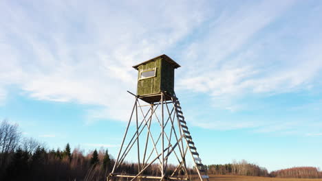 Dolly-De-ángulo-Bajo-Vista-De-Una-Torre-De-Caza-Contra-El-Cielo-Azul