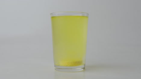 Glas-Wasser-Mit-Einer-Brausetablette-Vitamin-C,-Weißer-Hintergrund