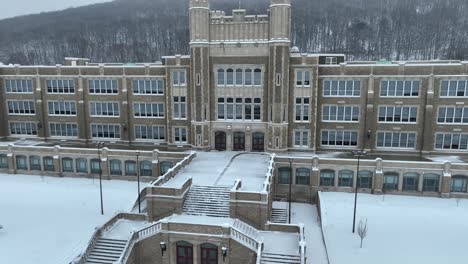 Große-Amerikanische-High-School-In-Einer-Stadt-In-Den-USA-Während-Eines-Schneetages