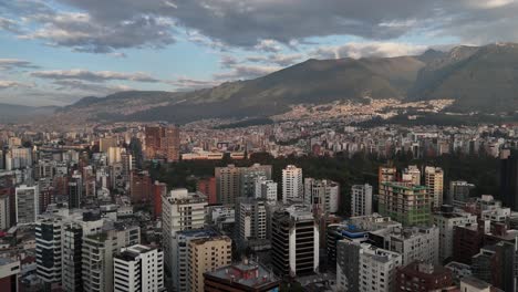 Luftbild-Drohnen-Videoaufnahmen-Von-Qutio,-Sonnenaufgang-Am-Frühen-Morgen,-Hauptstadt-Von-Ecuador,-La-Carolina,-Park,-Verkehr,-Catedral-Metropolitana-De-Quito,-Südamerikanische-Skyline