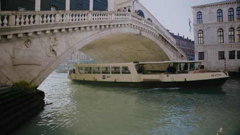Vaporetto-Bajo-El-Puente-De-Rialto-En-Venecia