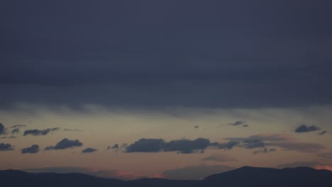 Hermoso-Cielo-Al-Atardecer-Con-Nubes-De-Color-Azul-Oscuro-Sobre-Las-Montañas-De-Los-Balcanes-En-Bulgaria