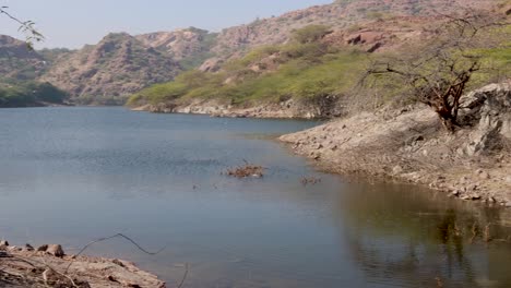 Unberührtes,-Ruhiges-Seewasser-Mit-Berghintergrund-Am-Tag-Aus-Verschiedenen-Blickwinkeln.-Das-Video-Wurde-Am-Kaylana-See-In-Jodhpur,-Rajasthan,-Indien-Aufgenommen.