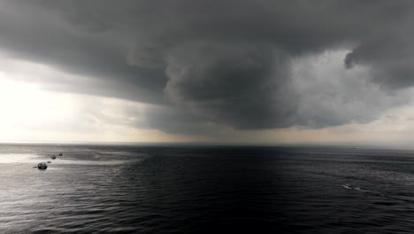 Dramatische-Stürmische-Cumulus-Wolken-Mit-Boot,-Das-über-Das-Dunkle-Meer-Navigiert